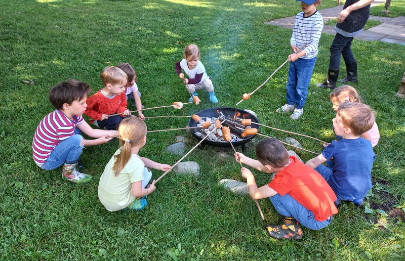 Spielevormittag Elemente / Pfarrkindergarten Graz-Graben Über offenen Feuer grillten wir unsere Jause.