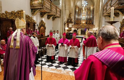 Die neuen Domherren Peter Rosenberger, Johannes Freitag und Anton Herk-Pickl bei der Amtseinführung im Grazer Dom.