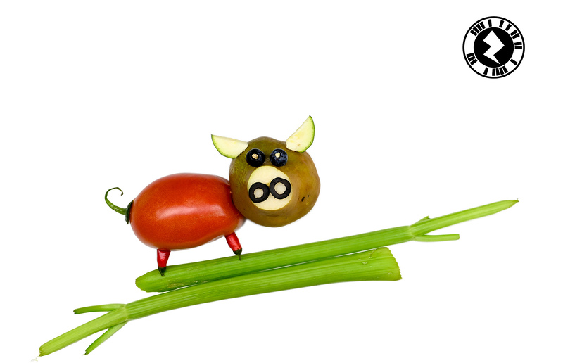 Gemüseschweinderl: / Welthaus Graz Erwecken Sie dieses Bild ZUM LEBEN: Laden Sie die Zappar App gratis herunter. Öffnen Sie Zappar, scannen Sie das Bild mit dem Smartphone und es beginnt zu laufen!