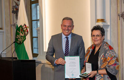 Preisträgerin Anna Hollwöger mit Landeshauptmann Mario Kunasek.